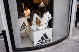 Tienda Adidas Gran Vía retratos robots