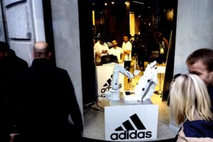 Tienda Adidas Gran Vía retratos robots