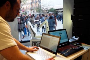 Tienda Adidas Gran Vía retratos robots