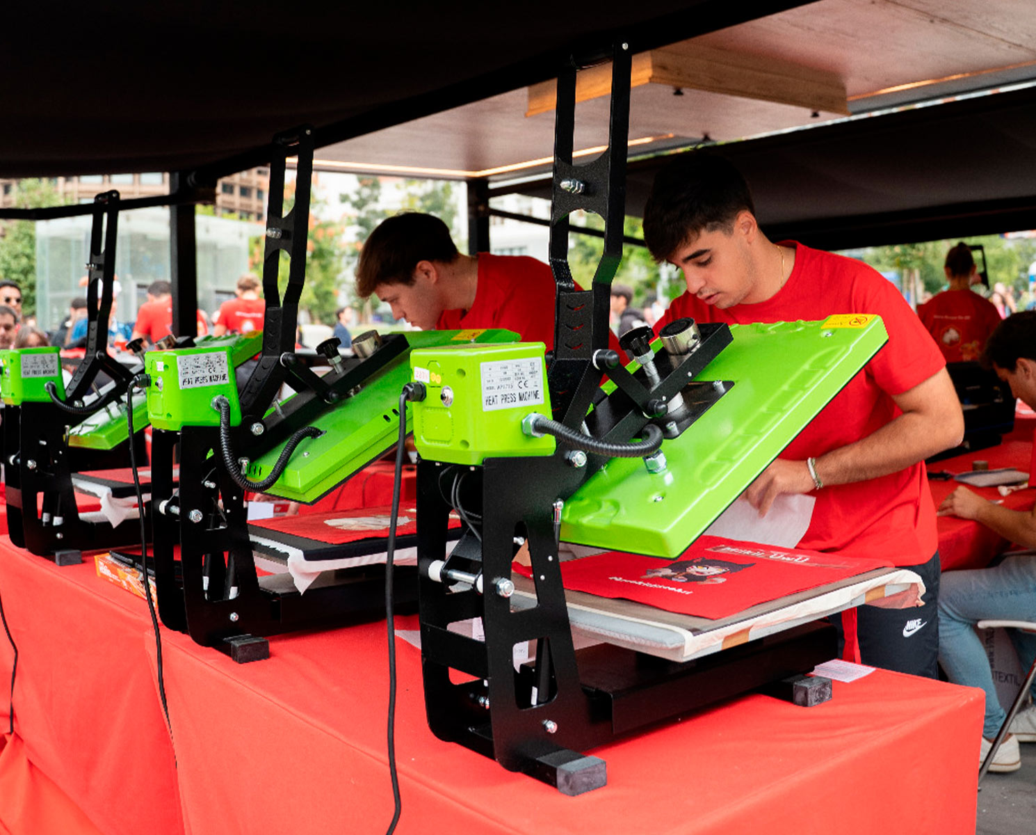 otebags personalizadas en directo para KitKat Gaming en la LEC XPO Madrid